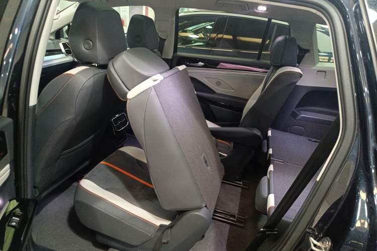 Used Volkswagen ID.6 CROZZ 2022 Long-Range PURE+ Edition Interior 1
