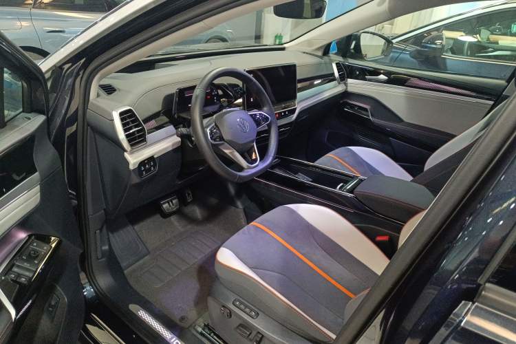 Used Volkswagen ID.6 CROZZ 2022 Long-Range PURE+ Edition Interior 2