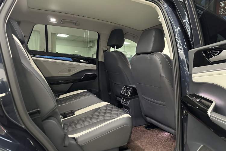 Used Volkswagen ID.6 CROZZ 2022 Long-Range Lite PRO Edition Interior 9