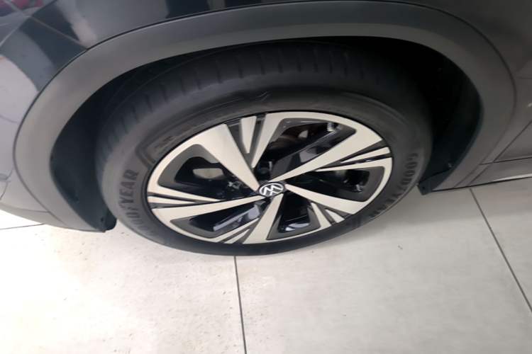 Used Volkswagen ID.6 CROZZ 2022 Long-Range PRO Edition Left Front Wheel Hub