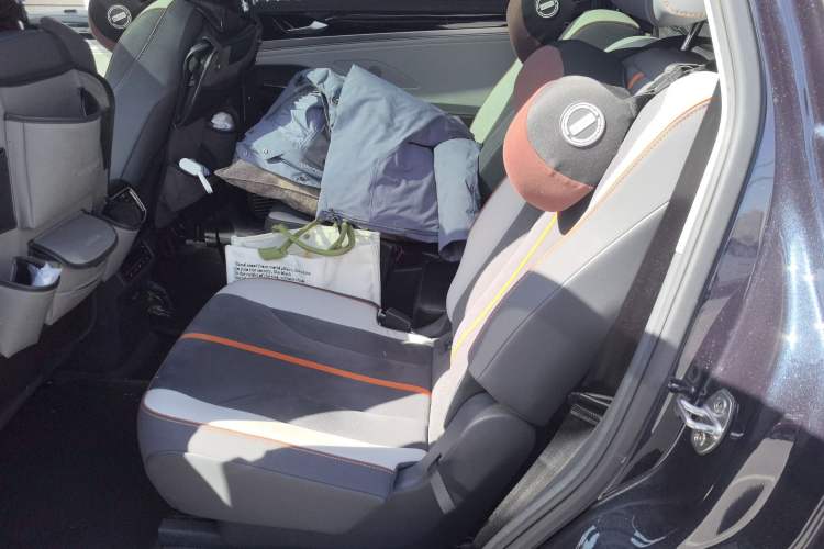 Used Volkswagen ID.6 CROZZ 2022 Long-Range PRO Edition Left Rear Seat