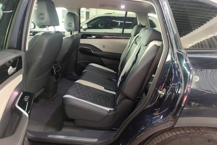 Used Volkswagen ID.6 CROZZ 2022 Long-Range PRO Edition Left Rear Seat