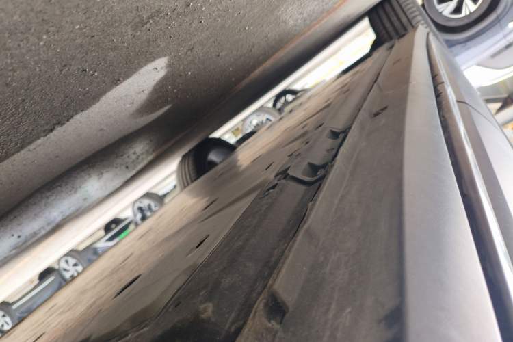 Used Volkswagen ID.6 CROZZ 2022 Long-Range PRO Edition Left Side Sill