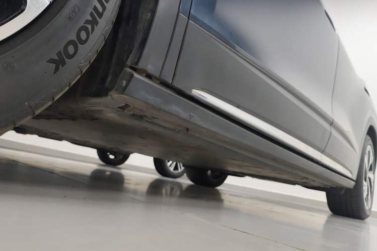 Used Volkswagen ID.6 CROZZ 2022 Long-Range PRO Edition Left Side Sill
