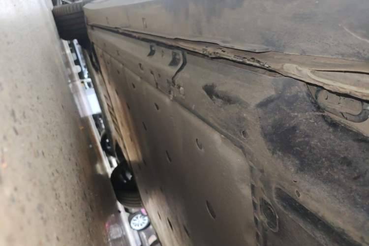 Used Volkswagen ID.6 CROZZ 2022 Long-Range PRO Edition Left Side Sill