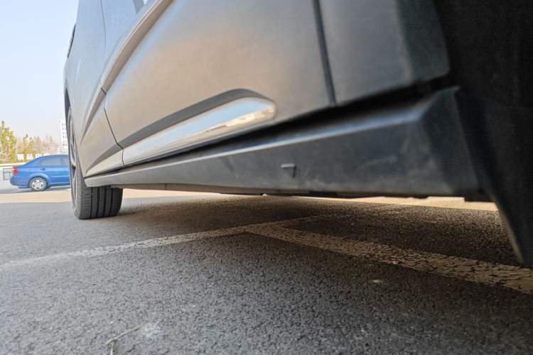 Used Volkswagen ID.6 CROZZ 2022 Long-Range PRO Edition Left Side Sill
