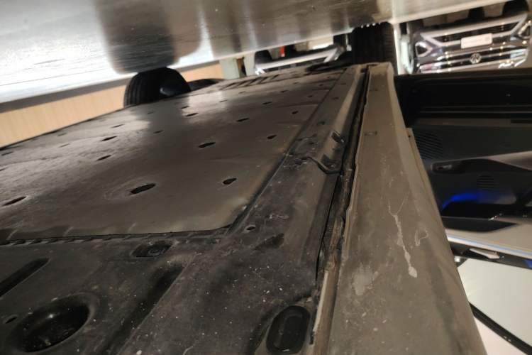 Used Volkswagen ID.6 CROZZ 2022 Long-Range PRO Edition Left Side Sill
