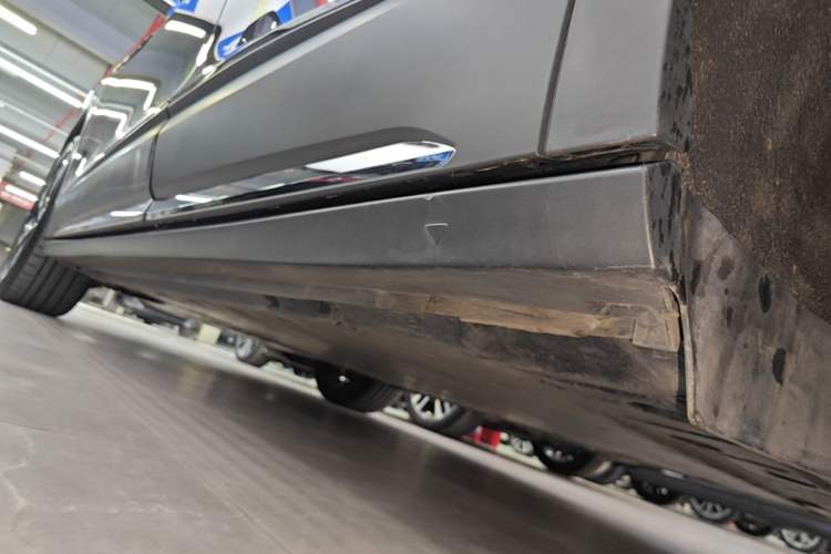 Used Volkswagen ID.6 CROZZ 2022 Long-Range Lite PRO Edition Left Side Sill