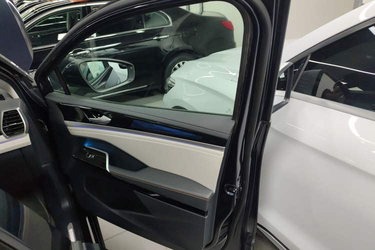 Used Volkswagen ID.6 CROZZ 2022 Long-Range PRO Edition Right Front Door Interior