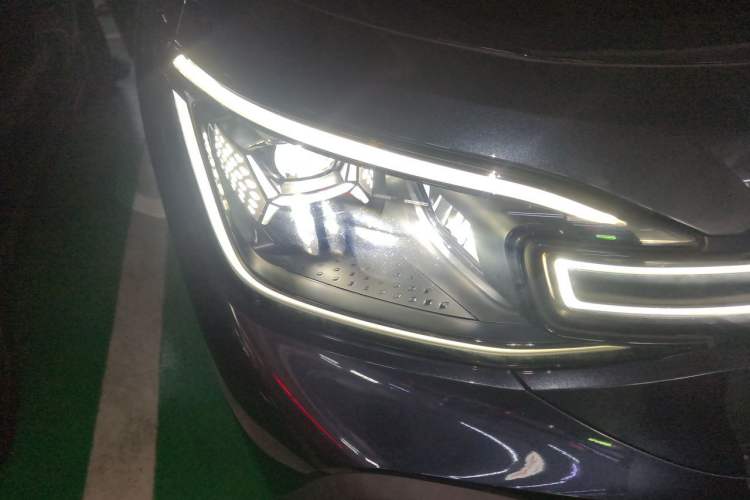 Used Volkswagen ID.6 CROZZ 2022 Long-Range PRO Edition Right Front Headlight