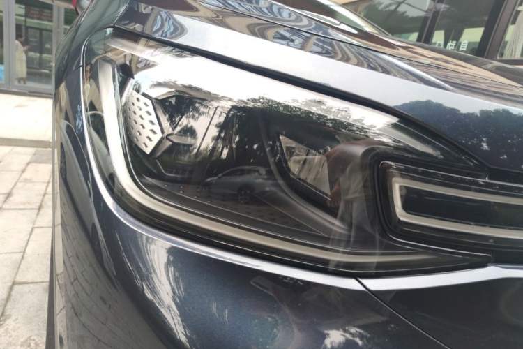 Used Volkswagen ID.6 CROZZ 2022 Long-Range PRO Edition Right Front Headlight