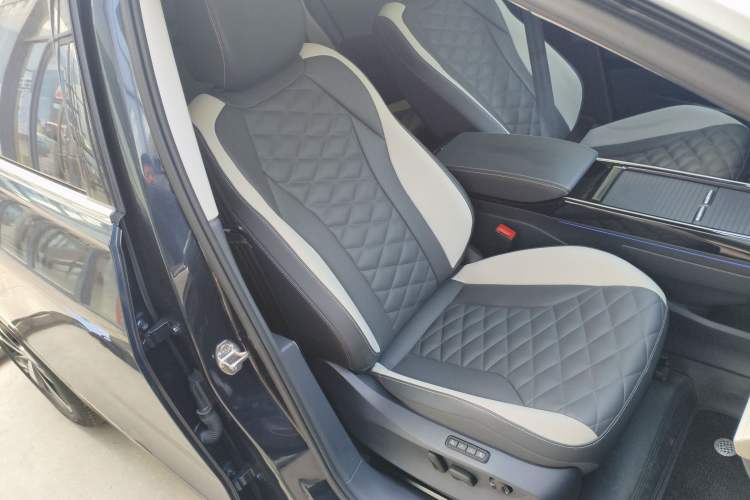 Used Volkswagen ID.6 CROZZ 2022 Long-Range PRO Edition Right Front Seat