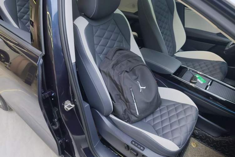 Used Volkswagen ID.6 CROZZ 2022 Long-Range Lite PRO Edition Right Front Seat