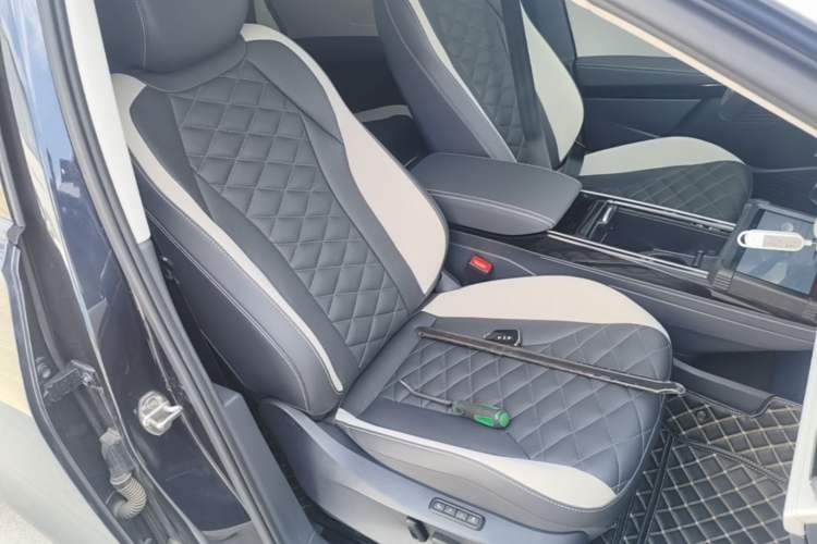 Used Volkswagen ID.6 CROZZ 2022 Long-Range PRO Edition Right Front Seat