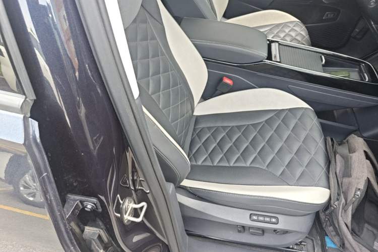 Used Volkswagen ID.6 CROZZ 2022 Long-Range PRO Edition Right Front Seat