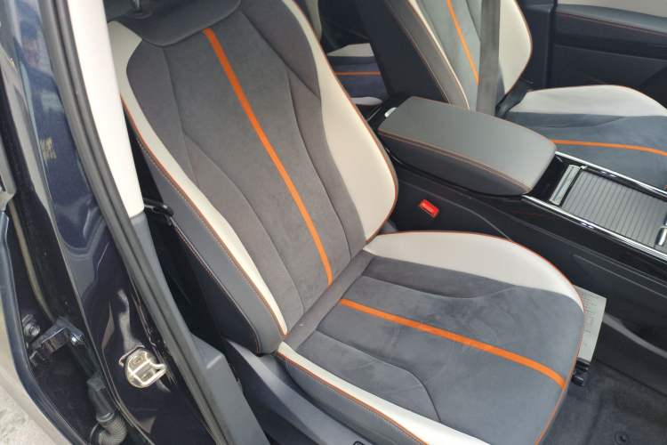 Used Volkswagen ID.6 CROZZ 2022 Long-Range PRO Edition Right Front Seat