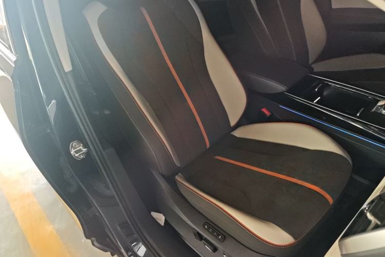 Used Volkswagen ID.6 CROZZ 2022 High-Performance PRIME Edition Right Front Seat