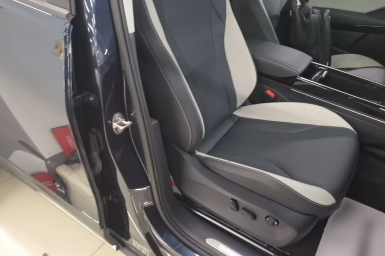 Used Volkswagen ID.6 CROZZ 2022 Standard Range PURE Edition Right Front Seat