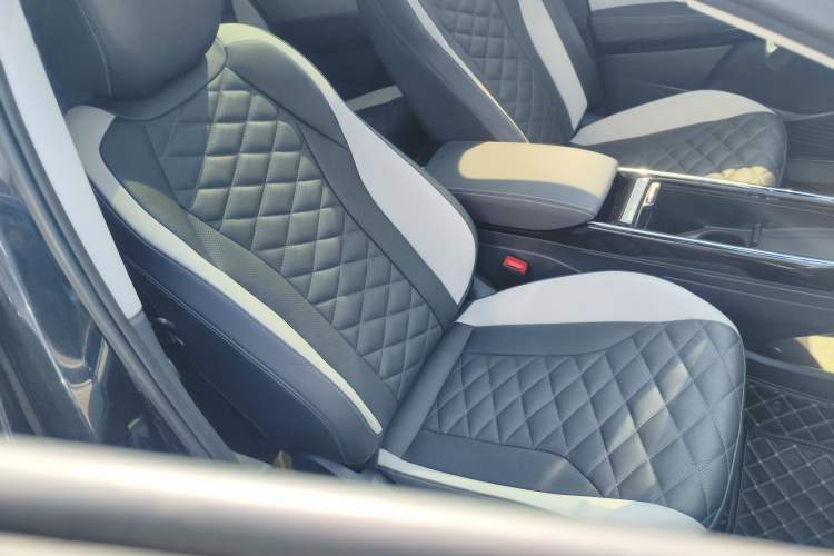 Used Volkswagen ID.6 CROZZ 2022 Long-Range PRO Edition Right Front Seat