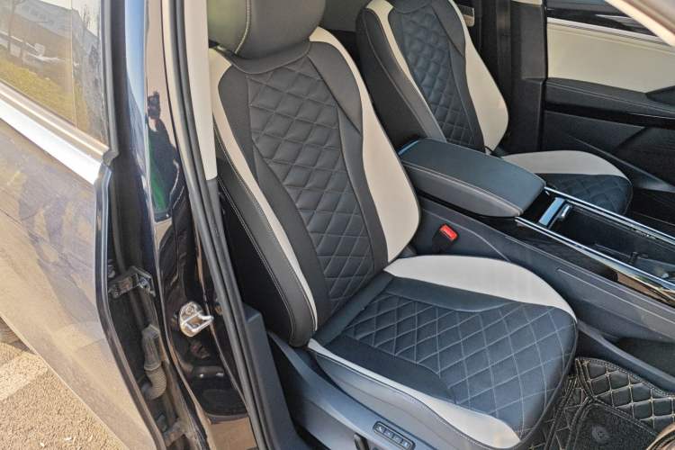 Used Volkswagen ID.6 CROZZ 2022 Long-Range PRO Edition Right Front Seat