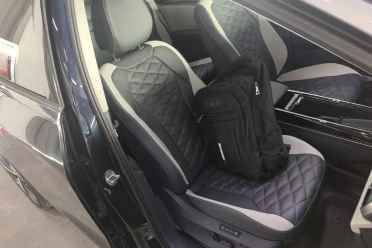 Used Volkswagen ID.6 CROZZ 2022 Long-Range PRO Edition Right Front Seat