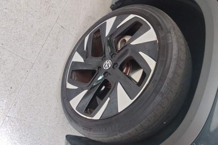 Used Volkswagen ID.6 CROZZ 2022 Long-Range Lite PRO Edition Right Front Wheel Hub