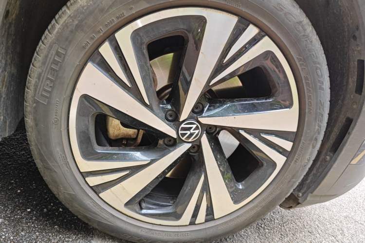 Used Volkswagen ID.6 CROZZ 2022 Long-Range Lite PRO Edition Right Front Wheel Hub