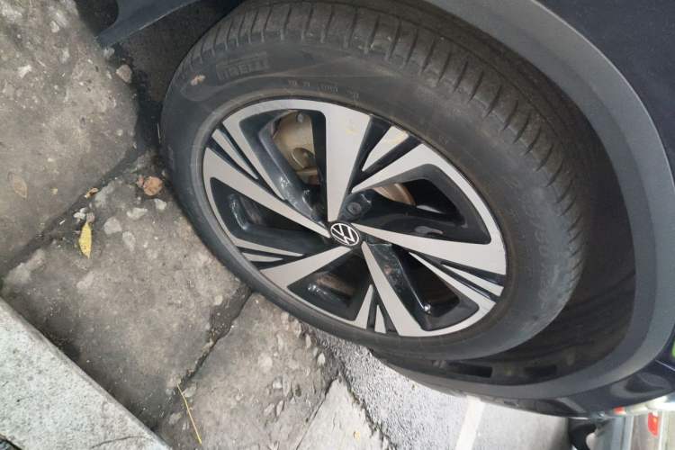 Used Volkswagen ID.6 CROZZ 2022 Long-Range PRO Edition Right Front Wheel Hub