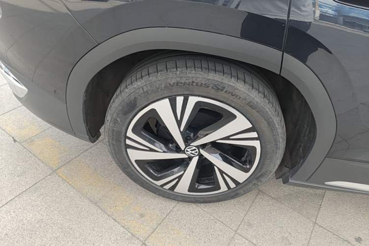 Used Volkswagen ID.6 CROZZ 2022 Long-Range PRO Edition Right Rear Wheel Hub