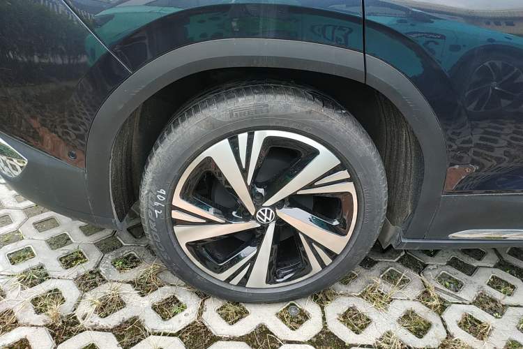 Used Volkswagen ID.6 CROZZ 2022 Long-Range PRO Edition Right Rear Wheel Hub