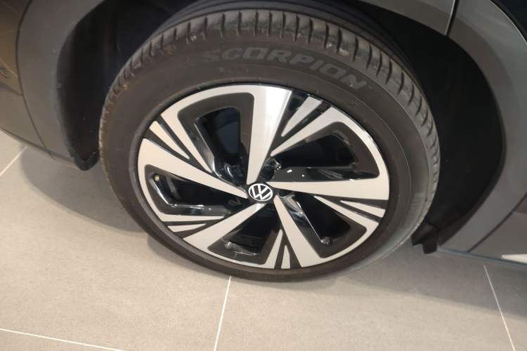 Used Volkswagen ID.6 CROZZ 2022 Long-Range PRO Edition Right Rear Wheel Hub
