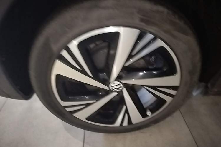 Used Volkswagen ID.6 CROZZ 2022 Long-Range PRO Edition Right Rear Wheel Hub