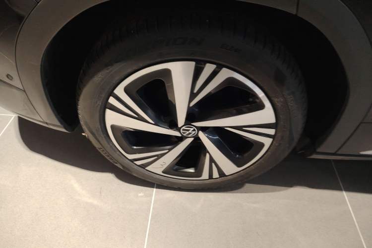 Used Volkswagen ID.6 CROZZ 2022 Long-Range PRO Edition Right Rear Wheel Hub