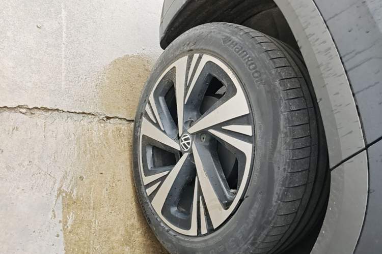 Used Volkswagen ID.6 CROZZ 2022 Long-Range PRO Edition Right Rear Wheel Hub