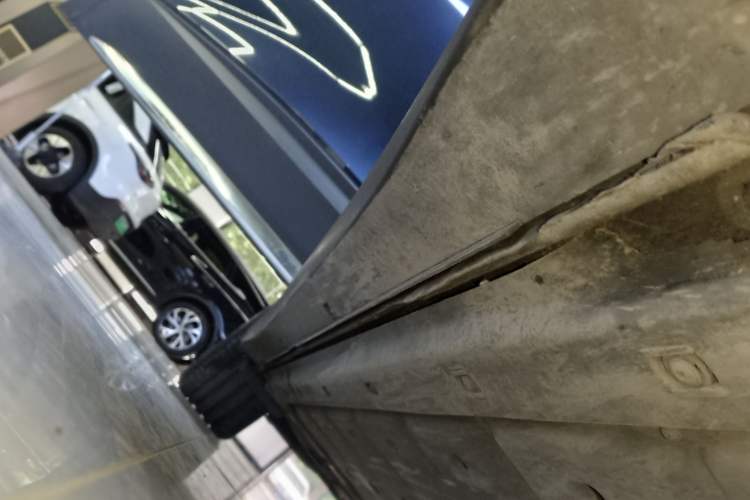 Used Volkswagen ID.6 CROZZ 2022 Long-Range Lite PRO Edition Right Side Sill