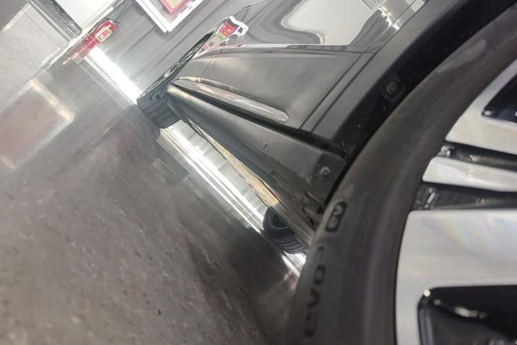 Used Volkswagen ID.6 CROZZ 2022 Long-Range PRO Edition Right Side Sill