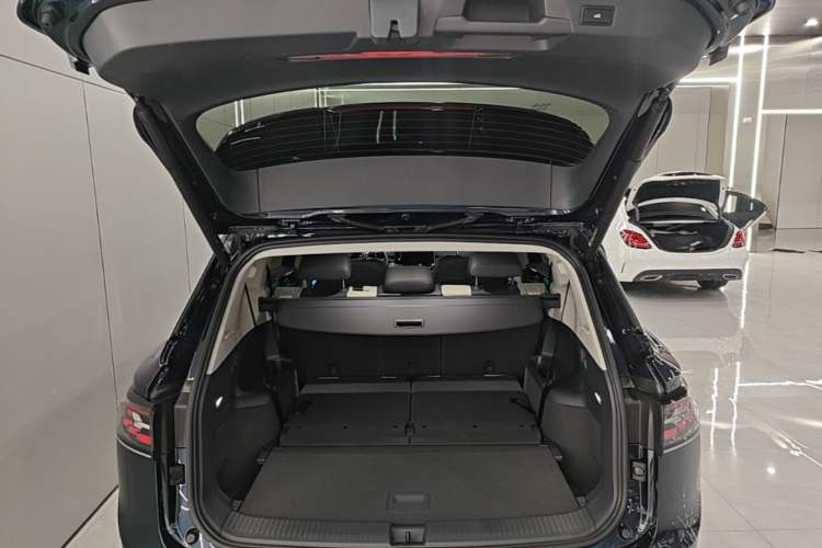 Used Volkswagen ID.6 CROZZ 2022 Long-Range PRO Edition Trunk