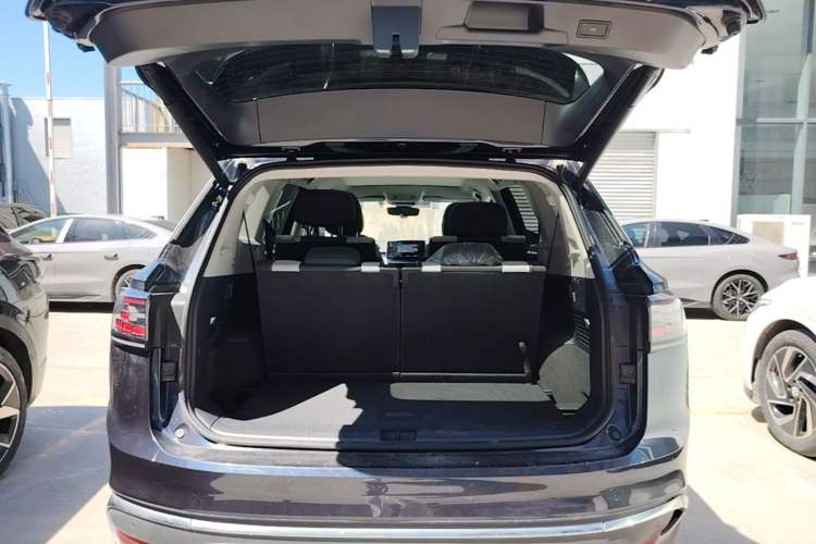 Used Volkswagen ID.6 CROZZ 2022 Long-Range PRO Edition Trunk
