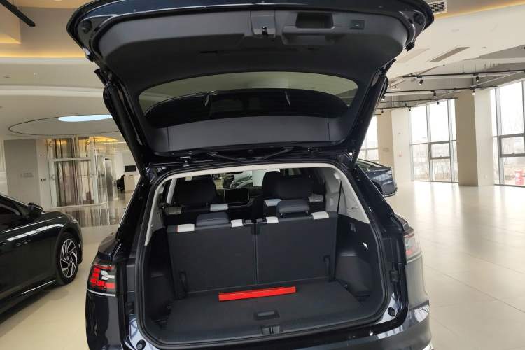 Used Volkswagen ID.6 CROZZ 2022 Long-Range PRO Edition Trunk