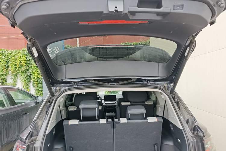 Used Volkswagen ID.6 CROZZ 2022 Long-Range PRO Edition Trunk