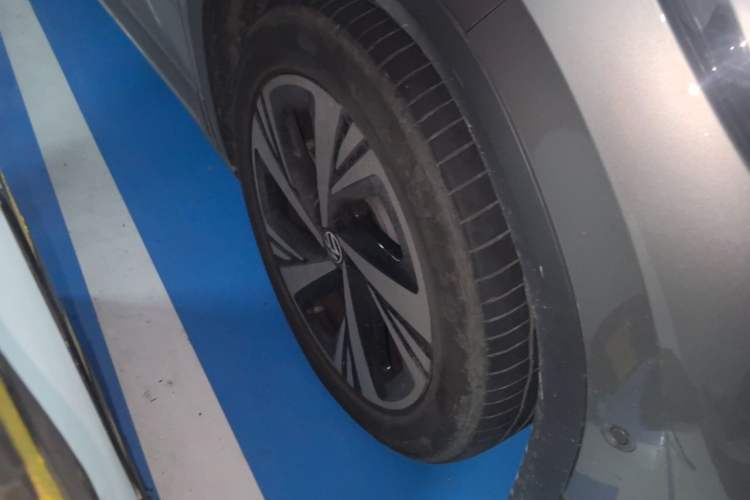 Used Volkswagen ID.6 CROZZ 2022 Long-Range PRO Edition Right Front Wheel Hub