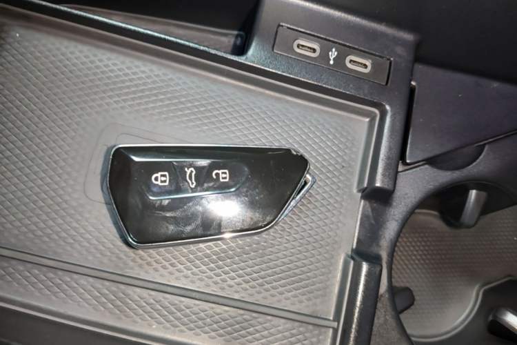 Used Volkswagen ID.6 CROZZ 2022 Long-Range PRO Edition Interior 1