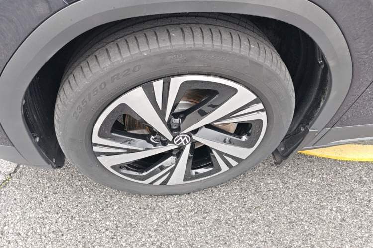 Used Volkswagen ID.6 CROZZ 2022 High-Performance PRIME Edition Left Front Wheel Hub