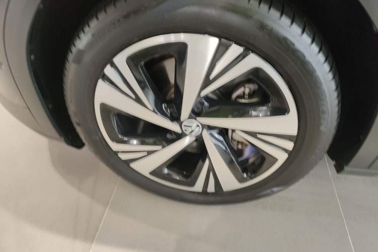 Used Volkswagen ID.6 CROZZ 2022 Long-Range PRO Edition Left Front Wheel Hub