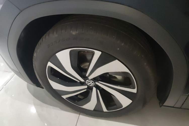 Used Volkswagen ID.6 CROZZ 2022 Long-Range PURE+ Edition Left Front Wheel Hub