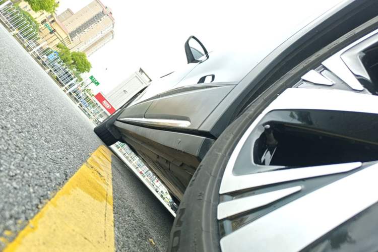 Used Volkswagen ID.6 CROZZ 2022 High-Performance PRIME Edition Left Side Sill