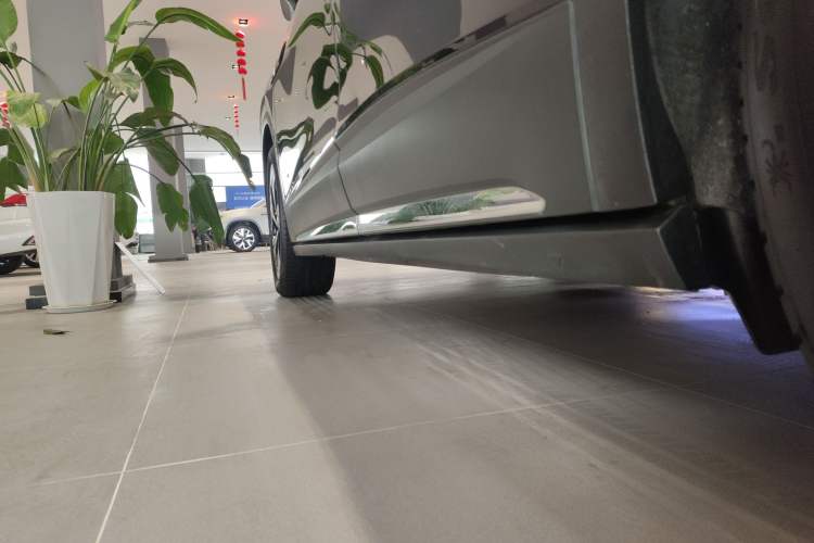 Used Volkswagen ID.6 CROZZ 2022 Long-Range PRO Edition Left Side Sill