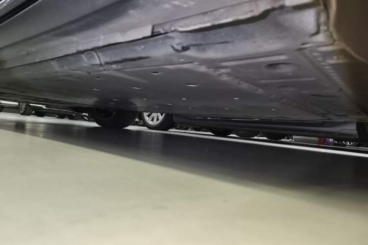 Used Volkswagen ID.6 CROZZ 2022 Long-Range PRO Edition Left Side Sill