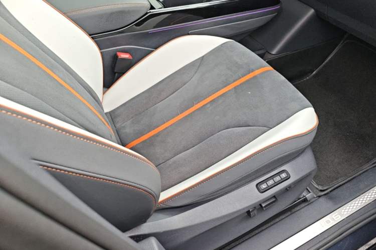 Used Volkswagen ID.6 CROZZ 2022 High-Performance PRIME Edition Right Front Seat