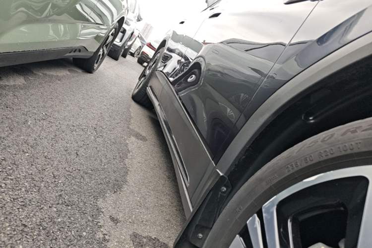 Used Volkswagen ID.6 CROZZ 2022 High-Performance PRIME Edition Right Side Sill
